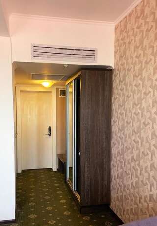 Отель Отель Golden Palace Алматы Люкс с 1 спальней-7